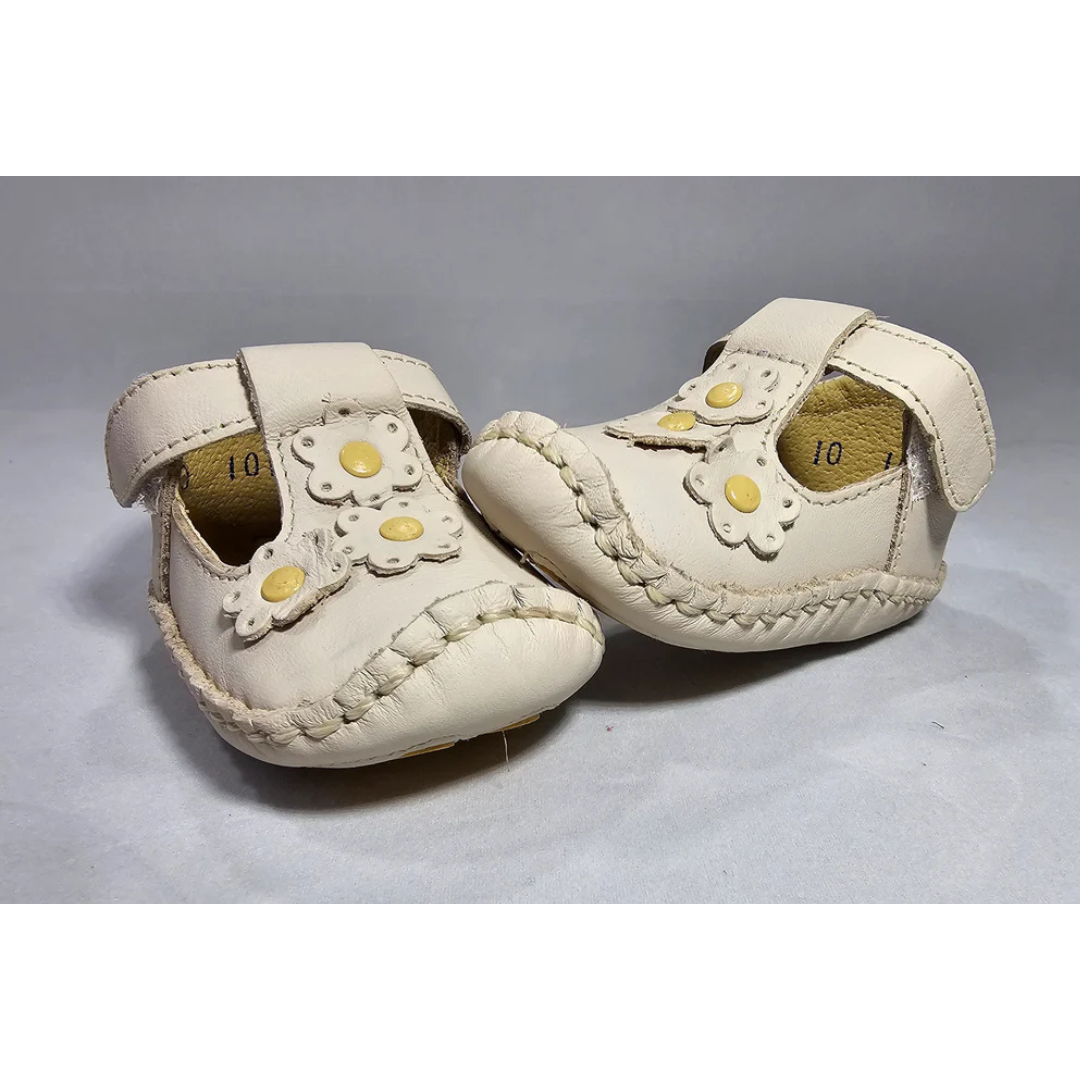 Fleur de Lune Handcrafted Leather Baby Shoes with Daisy Accents